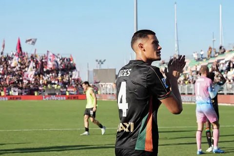 Pada laga kali ini, Jay Idzes, sukses mengukir sejarah dengan mencetak gol perdana di Serie A. Kapten skuad Garuda itu juga jadi orang pertama Indonesia yang berhasil mencetak gol di kasta te