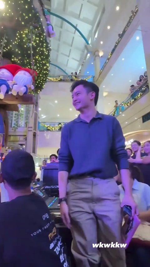 Momen Manis Lyodra Izin Dulu ke Randy Martin saat Mau Pegang Tangan dan Nyanyi Bareng Fans: Izin Ya Sayang Ya