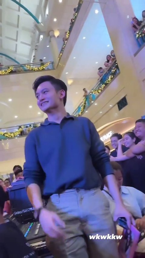 Momen Manis Lyodra Izin Dulu ke Randy Martin saat Mau Pegang Tangan dan Nyanyi Bareng Fans: Izin Ya Sayang Ya