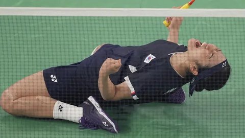 Pebulu tangkis tunggal putri Korea Selatan, An Se-young berusaha mengarahkan bola saat menghadapi wakil Indonesia, Gregoria Mariska Tunjung pada laga semifinal nomor tunggal putri cabor bulu