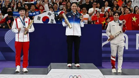 Pebulu tangkis tunggal putri Korea Selatan, An Se-young berusaha mengarahkan bola saat menghadapi wakil Indonesia, Gregoria Mariska Tunjung pada laga semifinal nomor tunggal putri cabor bulu