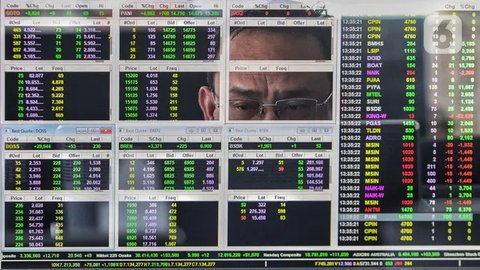 Pekerja mengamati pergerakan Indeks Harga Saham Gabungan (IHSG) di salah satu perusahaan Sekuritas, Jakarta, Rabu (14/11).  Indeks Harga Saham Gabungan (IHSG) berhasil bertahan di zona hijau
