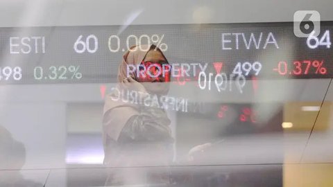 Pekerja mengamati pergerakan Indeks Harga Saham Gabungan (IHSG) di salah satu perusahaan Sekuritas, Jakarta, Rabu (14/11).  Indeks Harga Saham Gabungan (IHSG) berhasil bertahan di zona hijau