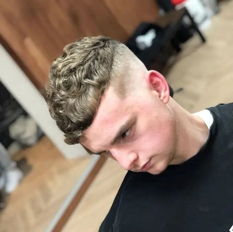 Ilustrasi Front Heavy Curls with Undercut Fade. Credit: Instagram/headcasebarberswoking