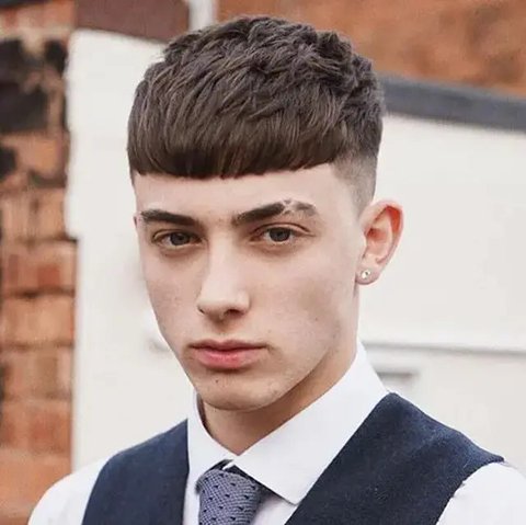 Ilustrasi Front Heavy Curls with Undercut Fade. Credit: Instagram/headcasebarberswoking