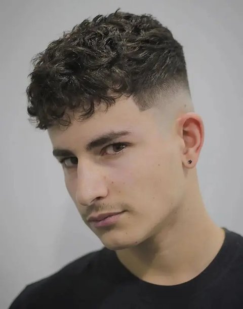 Ilustrasi Front Heavy Curls with Undercut Fade. Credit: Instagram/headcasebarberswoking