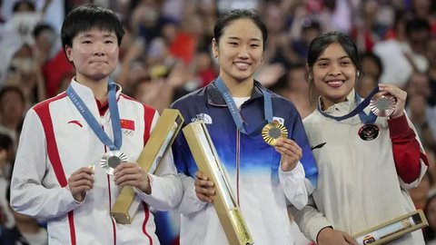 Pebulu tangkis tunggal putri Korea Selatan, An Se-young (kiri) dan lawannya, wakil Indonesia Gregoria Mariska Tunjung memberi aplaus kepada penonton usai berakhirnya laga semifinal nomor tung