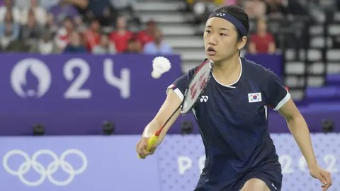 Pebulu tangkis tunggal putri Korea Selatan, An Se-young (kiri) dan lawannya, wakil Indonesia Gregoria Mariska Tunjung memberi aplaus kepada penonton usai berakhirnya laga semifinal nomor tung