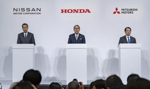 Makoto Uchida, yang menjabat sebagai CEO Nissan (kanan); Toshihiro Mibe, CEO Honda (tengah); serta Takao Kato, CEO Mitsubishi (kiri).