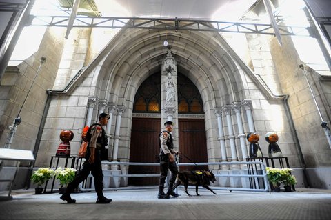 FOTO: Jelang Misa Malam Natal, Tim Gegana Bersenjata Laras Panjang Perketat Keamanan Gereja Katedral Jakarta