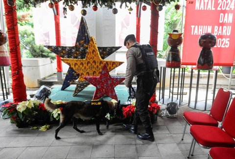 FOTO: Jelang Misa Malam Natal, Tim Gegana Bersenjata Laras Panjang Perketat Keamanan Gereja Katedral Jakarta