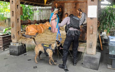 FOTO: Jelang Misa Malam Natal, Tim Gegana Bersenjata Laras Panjang Perketat Keamanan Gereja Katedral Jakarta