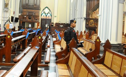 FOTO: Jelang Misa Malam Natal, Tim Gegana Bersenjata Laras Panjang Perketat Keamanan Gereja Katedral Jakarta