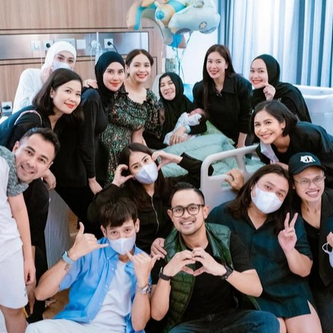 Potret Nagita Slavina Diduga Hamil Lagi saat Dipeluk Raffi Ahmad dari Belakang, Parasnya Dipuji Makin Cantik & Glowing