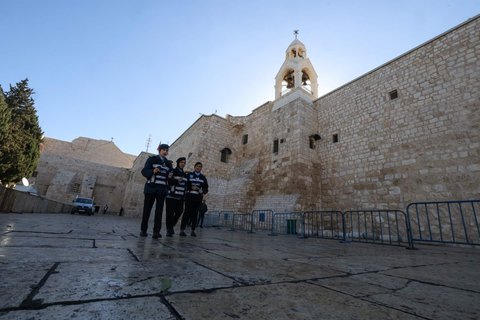 Sejumlah polisi wanita Palestina berpatroli di sekitar Gereja Kelahiran Yesus, Bethlehem, Tepi Barat, Palestina, yang terlihat sunyi dan tanpa dekorasi menjelang perayaan Natal, pada 22 Desember 2024.