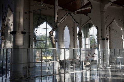 Masjid bernuansa putih itu tetap berdiri kokoh setelah dihantam gelombang tsunami setinggi puluhan meter. Padahal, lokasinya hanya 500 meter di bibir pantai. Meskipun beberapa sisi masjid mengalami kerusakan, sebagian besar bangunan tetap utuh dan selamat.