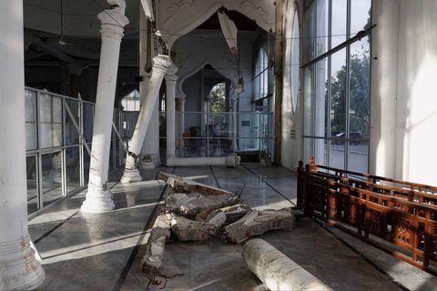 Kerusakan pada Masjid Rahmatullah ini menjadi gambaran betapa dahsyatnya guncangan gempa dan terjangan tsunami saat itu.