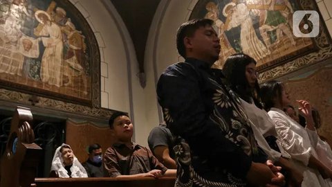 Misa Malam Natal di Gereja Katedral Jakarta berlangsung khidmat. (Liputan6.com/Herman Zakharia)