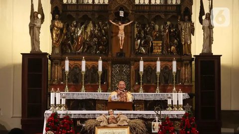 Sementara, untuk Misa Natal akan dilaksanakan pada Rabu (25/12/2024) akan berlangsung sebanyak tiga kali pada pukul 08.30 WIB, 11.00 WIB, dan 17.00 WIB. (Liputan6.com/Herman Zakharia)