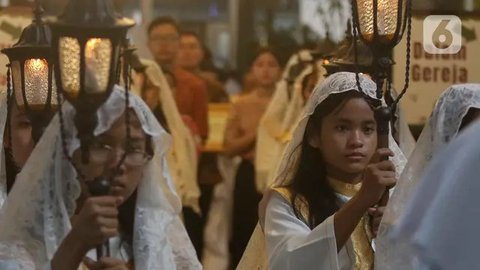 Sebelumnya, pihak Gereja Katedral Jakarta mengimbau kepada jemaat yang ingin menghadiri Misa di Gereja Katedral, diwajibkan mendaftar secara daring atau online sebelumnya. (Liputan6.com/Herman Zakharia)