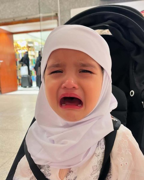 Bagaimana tidak, anak bungsunya, Shafanina, terlihat menangis dan rewel, mungkin karena lelah mengikuti berbagai aktivitas umrah.