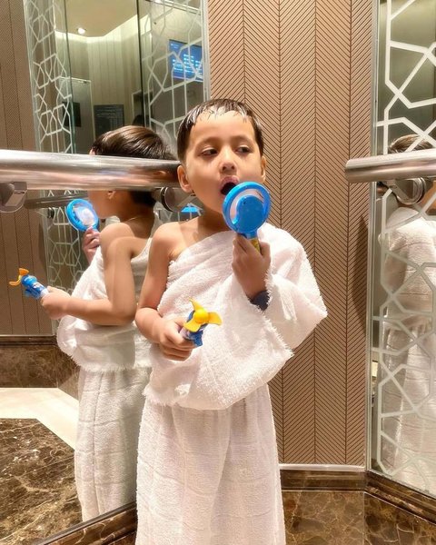 Meski kepanasan,&nbsp;Arrasya tetap semangat jalani umrah dengan papa mamanya. Pasti akan jadi pengalaman yang ia ingat nantinya.&nbsp;