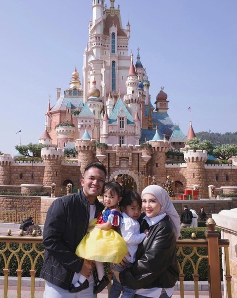 Kesha Ratuliu memanfaatkan waktu liburan akhir tahunnya dengan mengajak keluarga kecilnya menikmati momen liburan yang menyenangkan di Hong Kong, salah satu destinasi wisata favorit yang menawarkan berbagai pengalaman seru.