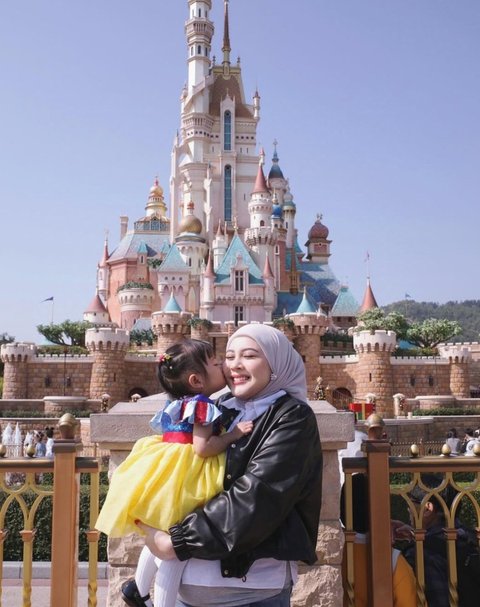Walaupun sedang hamil anak ketiga, Kesha tetap terlihat penuh energi saat mendampingi kedua anaknya menjelajahi berbagai tempat di taman hiburan.