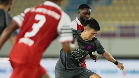 Pemain asing Persis Solo, Sho Yamamoto (kiri), berpotensi absen ketika timnya menghadapi Persib Bandung pada laga pekan ke-17 atau partai terakhir pada putaran pertama BRI Liga 1 2024/2025