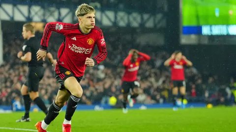 Alejandro Garnacho mencetak sejarah saat Manchester United mengalahkan Everton 2-0 di Old Trafford, Sabtu (9/3/2024). (AP/Dave Thompson)