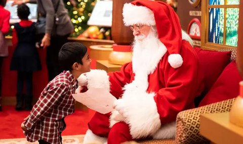 Santa Claus melambaikan tangan setibanya Kongres Dunia Sinterklas di Kopenhagen, Denmark, Senin (23/7). Kegiatan itu merupakan sarana dimana seluruh santa di dunia bisa bertemu dan melakukan