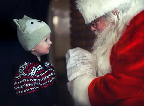 Santa Claus melambaikan tangan setibanya Kongres Dunia Sinterklas di Kopenhagen, Denmark, Senin (23/7). Kegiatan itu merupakan sarana dimana seluruh santa di dunia bisa bertemu dan melakukan