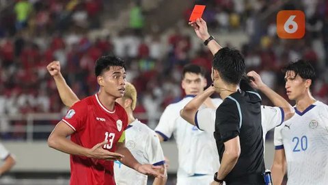 Pemain Timnas Indonesia, Muhammad Ferarri mendapatkan kartu merah dari wasit pada laga Grup B Piala AFF 2024 melawan Filipina yang berlangsung di Stadion Manahan, Solo, Jawa Tengah, S