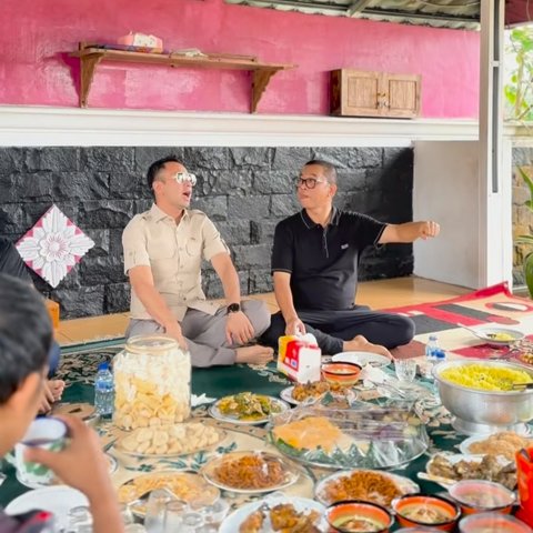 Potret Raffi Ahmad Blusukan ke Desa Bareng Menteri Kemendes, Makan Lesehan dengan Menu Sederhana - Diserbu Ibu-ibu