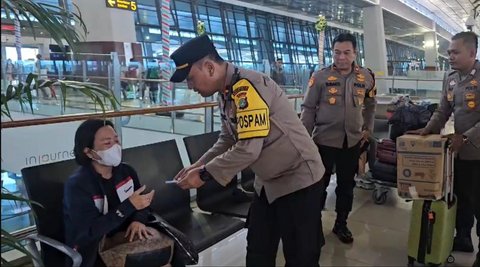 Momen Kapolres Bandara Belikan Tiket Pesawat Seorang Nenek Korban Penipuan