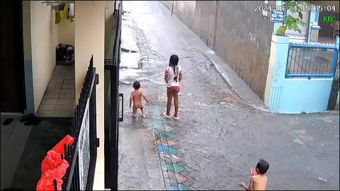 Viral Video Bayi Lagi Mandi Hujan Tercebur dan Hanyut di Selokan, Hingga Kini Masih Belum Ditemukan