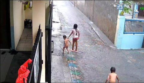 Viral Video Bayi Lagi Mandi Hujan Tercebur dan Hanyut di Selokan, Hingga Kini Masih Belum Ditemukan