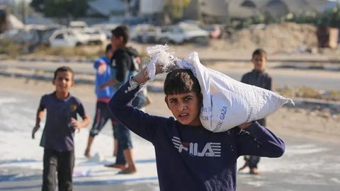 Seluruh wilayah Gaza kini terancam bencana kelaparan akibat terganggunya proses distribusi bantuan untuk warga Palestina. (Eyad BABA/AFP)