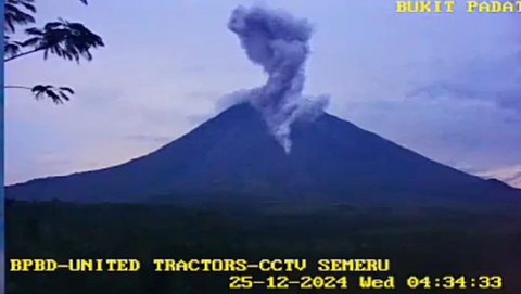 Jalur Pendakian Baru Dibuka, Gunung Semeru Luncurkan Awan Panas Setinggi 2.000 Meter