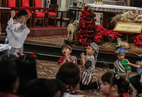 FOTO: Keceriaan Anak-Anak Ikuti Misa Natal di Gereja Katedral Jakarta, Diwarnai Operet Kelahiran Yesus