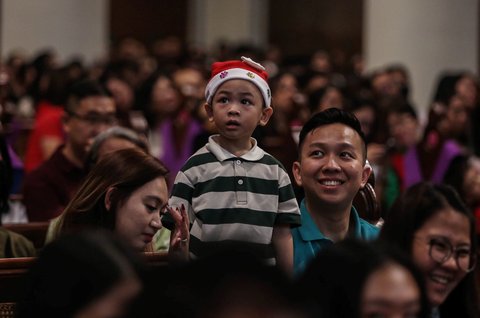 FOTO: Keceriaan Anak-Anak Ikuti Misa Natal di Gereja Katedral Jakarta, Diwarnai Operet Kelahiran Yesus