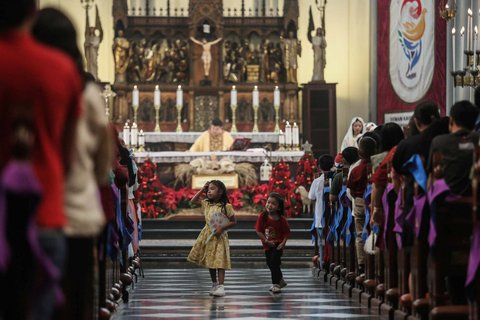 FOTO: Keceriaan Anak-Anak Ikuti Misa Natal di Gereja Katedral Jakarta, Diwarnai Operet Kelahiran Yesus