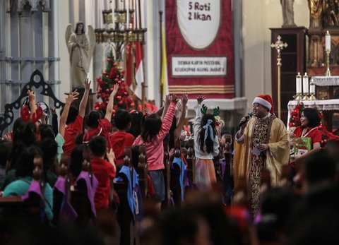 FOTO: Keceriaan Anak-Anak Ikuti Misa Natal di Gereja Katedral Jakarta, Diwarnai Operet Kelahiran Yesus