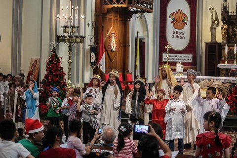 FOTO: Keceriaan Anak-Anak Ikuti Misa Natal di Gereja Katedral Jakarta, Diwarnai Operet Kelahiran Yesus