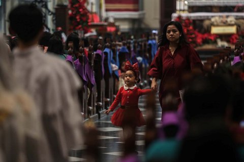 FOTO: Keceriaan Anak-Anak Ikuti Misa Natal di Gereja Katedral Jakarta, Diwarnai Operet Kelahiran Yesus