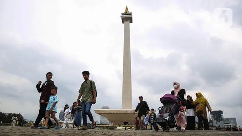 Aktivitas warga saat berkunjung di kawasan Monumen Nasional (Monas), Jakarta, Rabu (25/12/2024). (Liputan6.com/Angga Yuniar)
