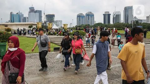 Pengelola Monumen Nasional (Monas) memberlakukan jam operasional berbeda dari hari biasanya pada libur Natal 2024 hingga Tahun Baru 2025. (Liputan6.com/Angga Yuniar)