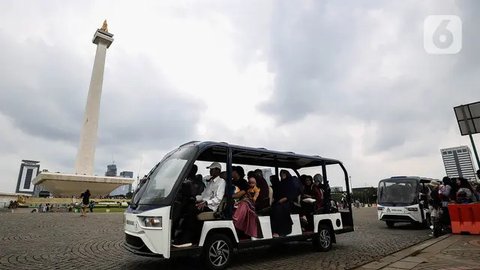 Dengan jam operasional yang diperpanjang, warga yang berkunjung memiliki kesempatan lebih untuk menikmati pemandangan Jakarta dari puncak Monas hingga malam hari. (Liputan6.com/Angga Yuniar)
