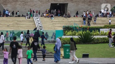 Menurut pengelola Monas jam operasional pada libur Natal 2024 dan Tahun Baru 2025 diperpanjang hingga pukul 18.00 WIB untuk hari Senin-Jumat, sedangkan Sabtu-Minggu hingga pukul 22.00 WIB. (Liputan6.com/Angga Yuniar)