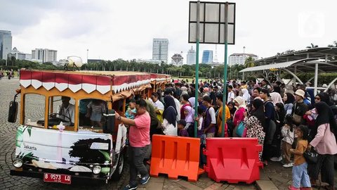Warga menyambut antusias perpanjangan waktu berwisata di kawasan Monumen Nasional saat libur Natal 2024 hingga Tahun Baru 2025. (Liputan6.com/Angga Yuniar)